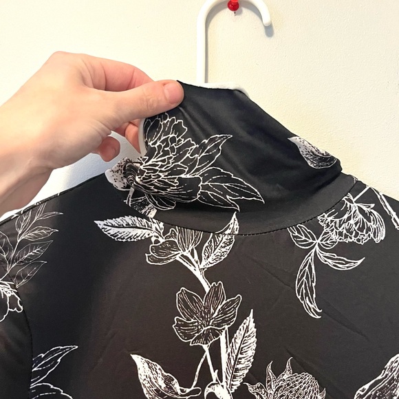 🍭 3/$15 DAZY black & white floral mock turtleneck - Picture 9 of 12